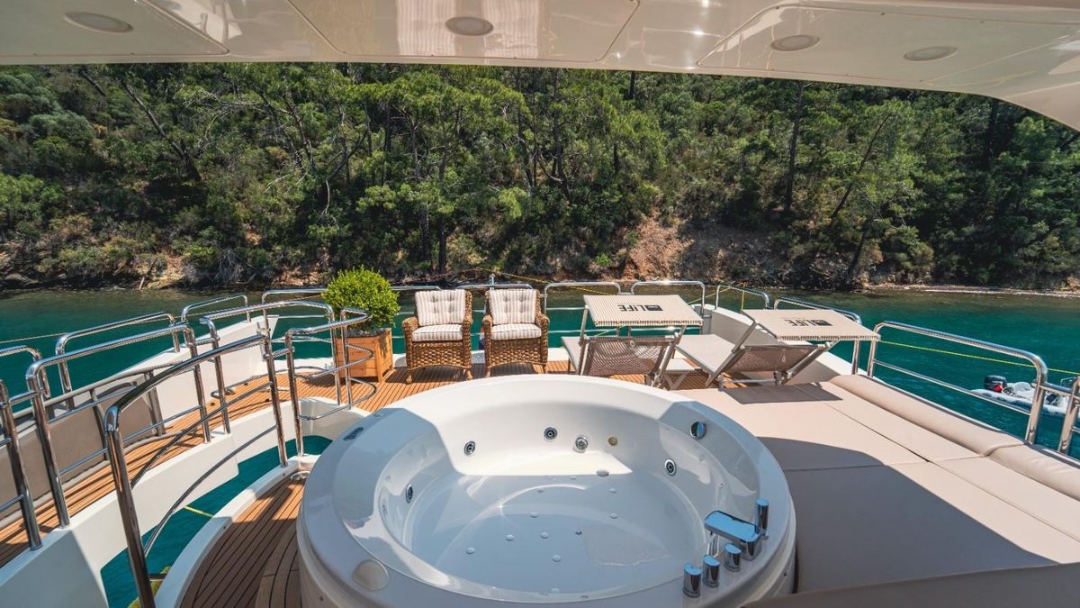 2013 Azimut 84 