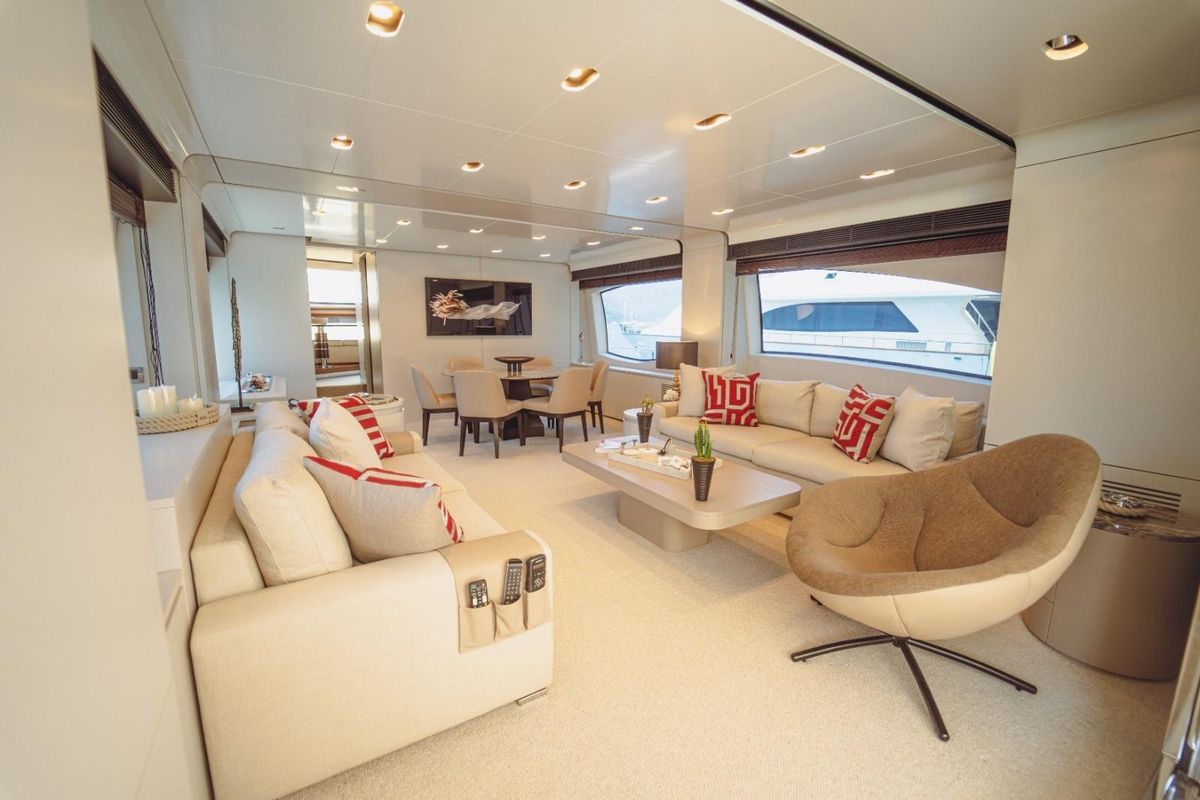 2013 Azimut 84 