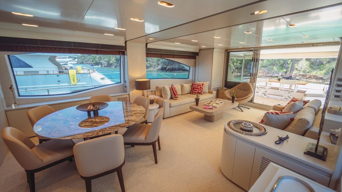 2013 Azimut 84 