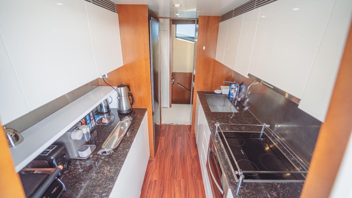 2013 Azimut 84 