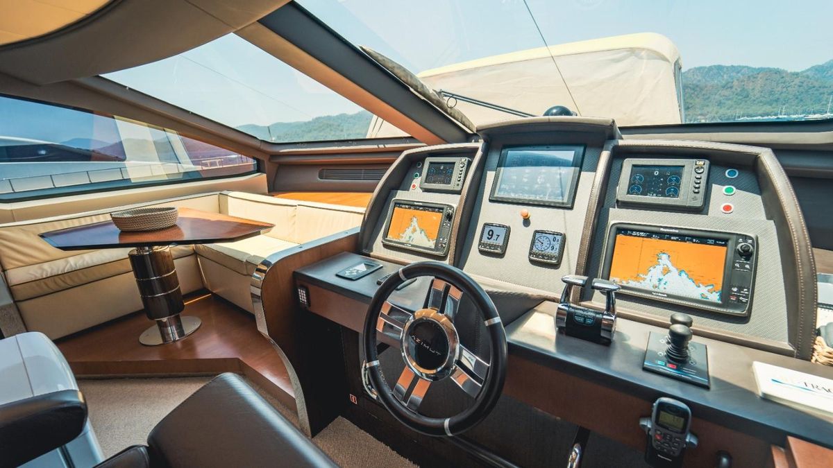 2013 Azimut 84 