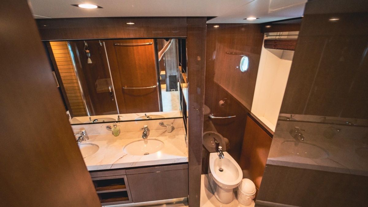 2013 Azimut 84 