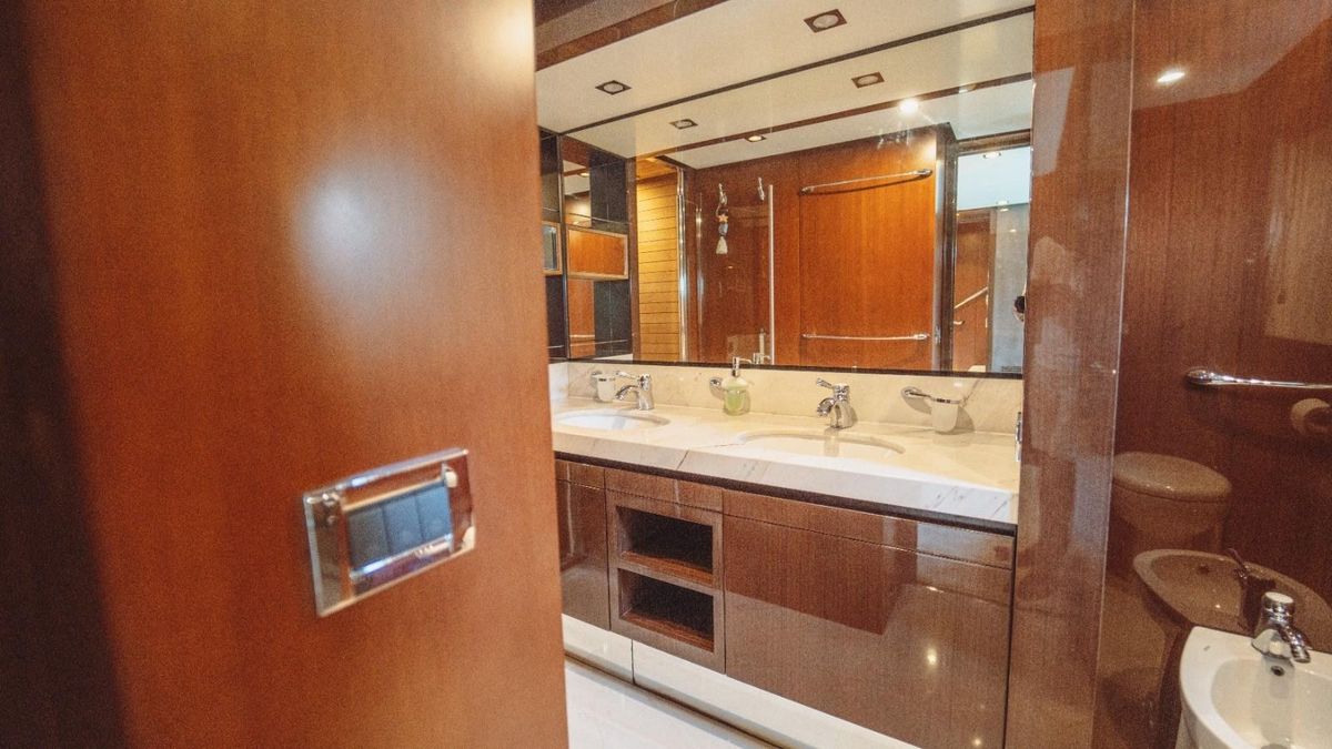 2013 Azimut 84 