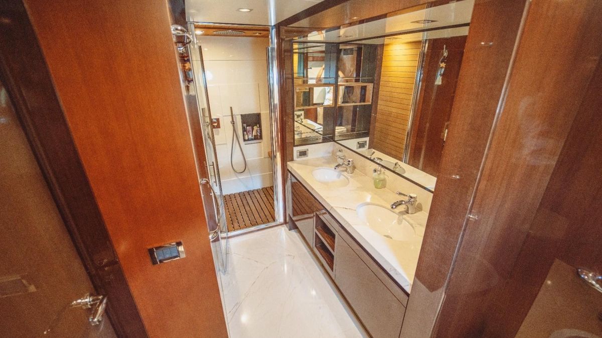 2013 Azimut 84 