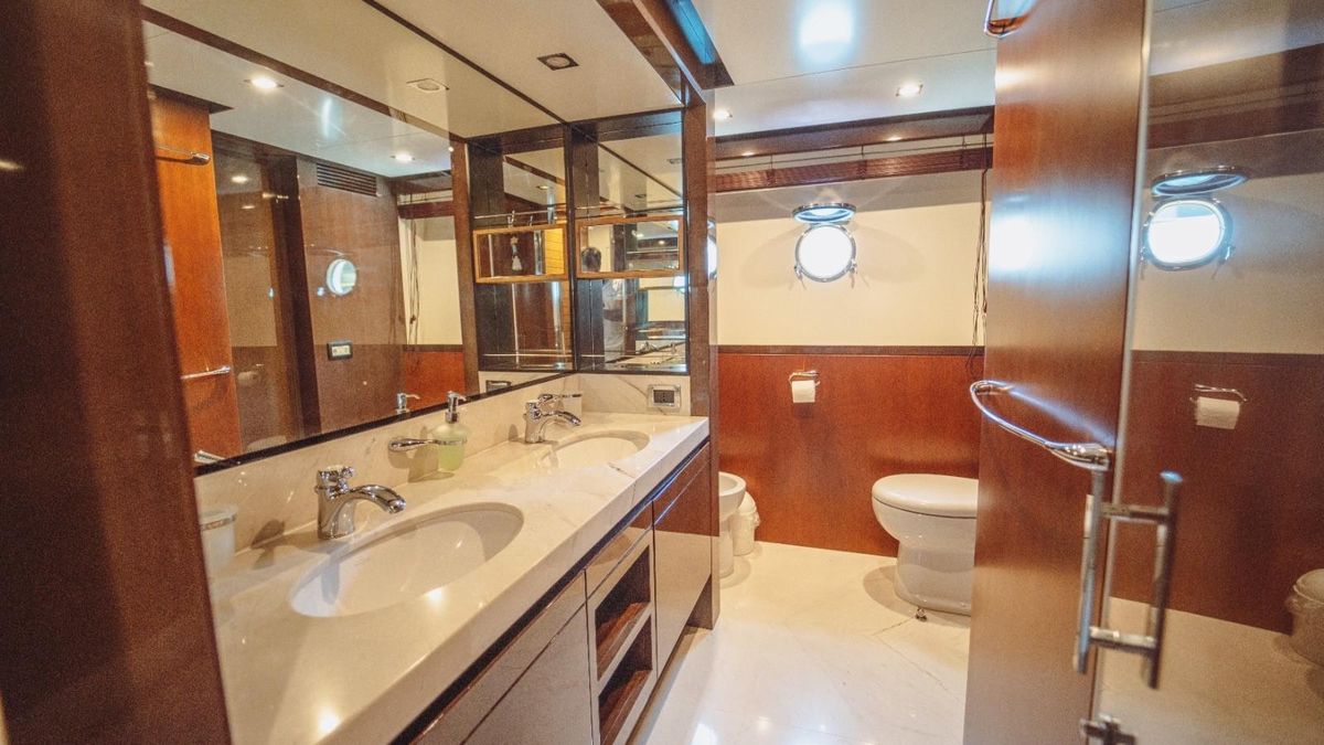 2013 Azimut 84 