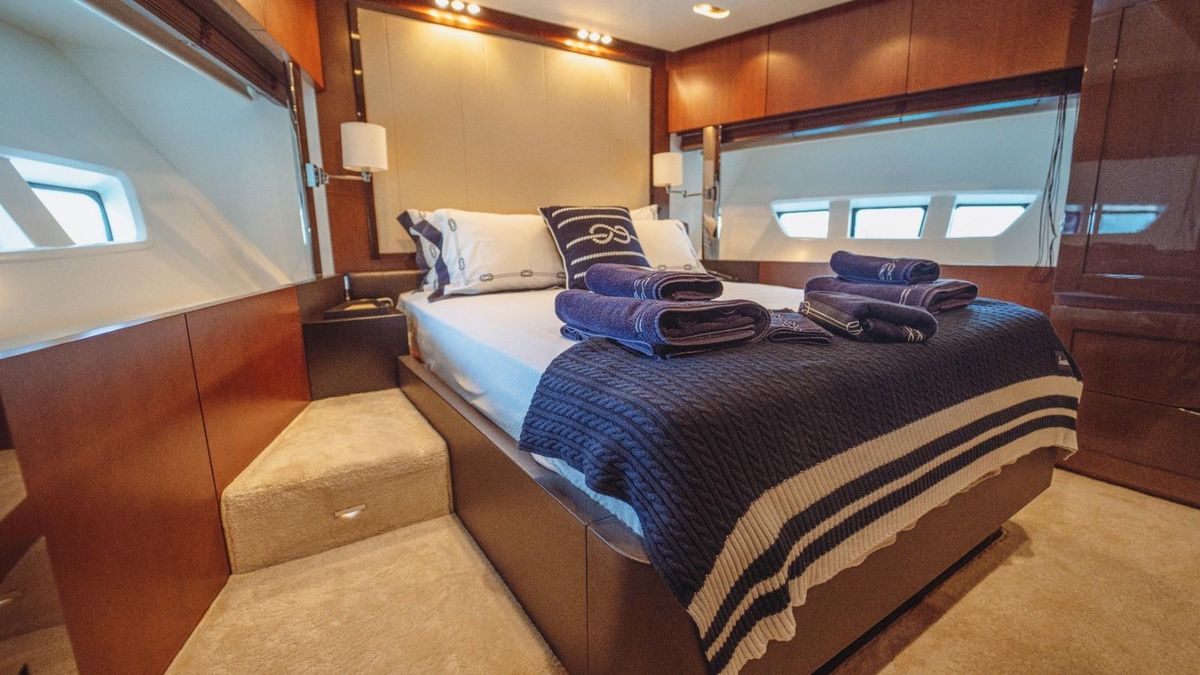 2013 Azimut 84 