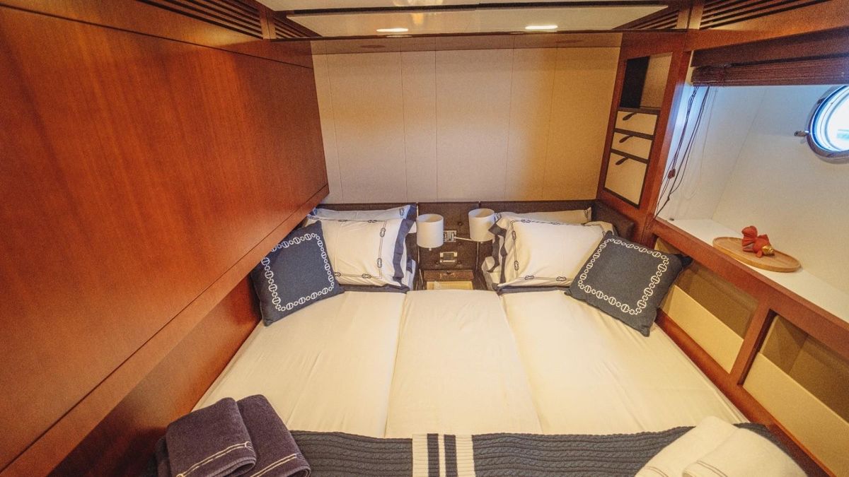 2013 Azimut 84 
