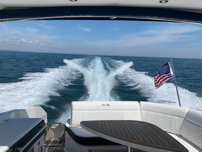 Sortuda Yacht Photos Pics 2020 Sea Ray Sundancer 320 cruising on open water with American flag.