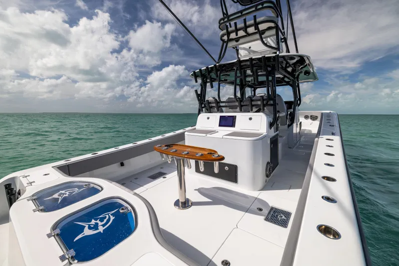  Yacht Photos Pics 2024 Freeman 42 LR boat on open water, featuring spacious deck and modern design.