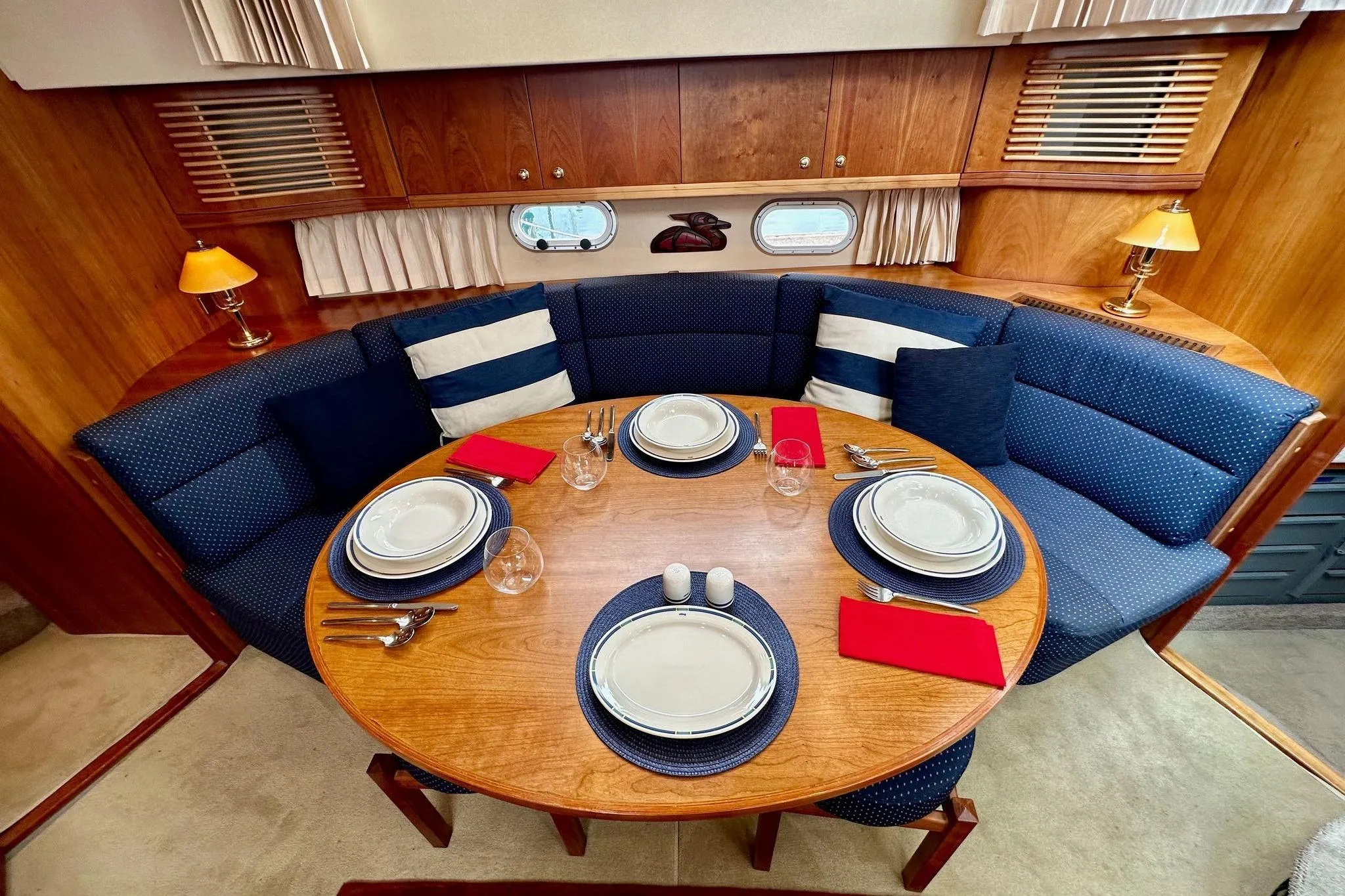 Elling E3 - Salon Table