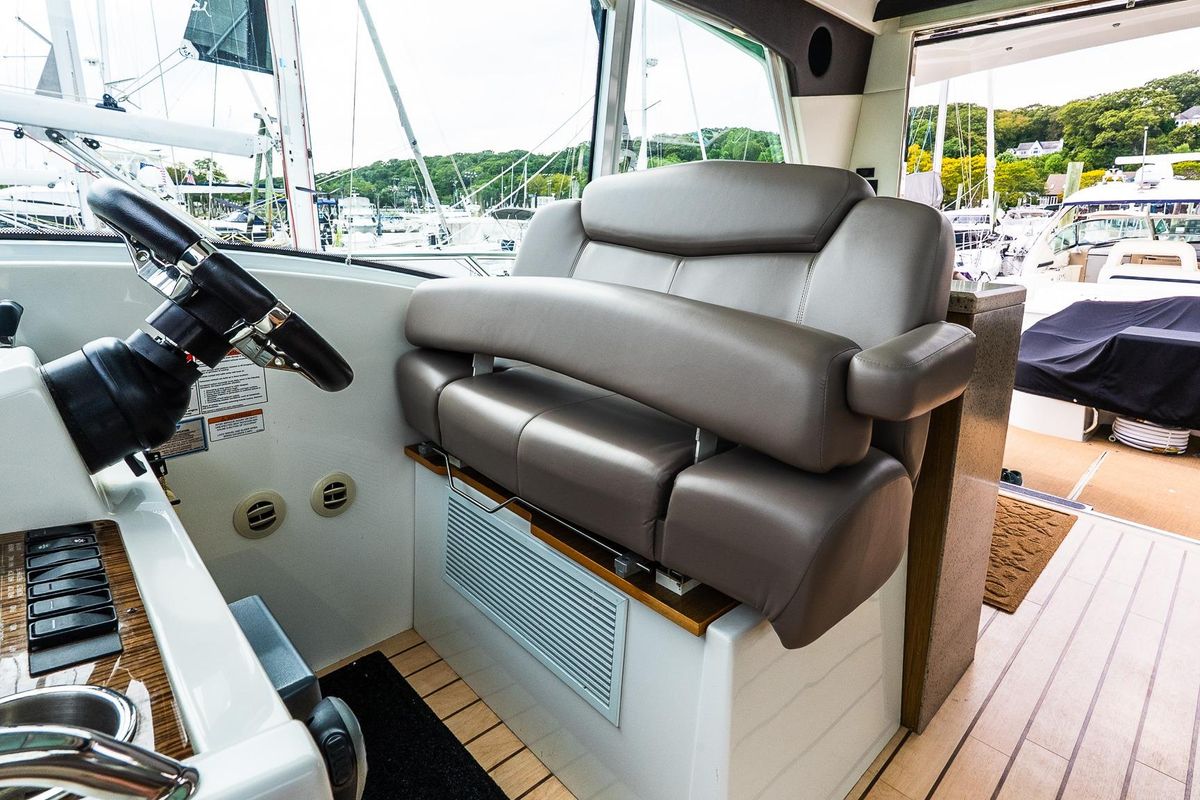 2013 Cruisers Yachts 48 