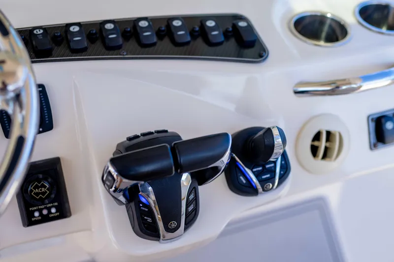 37 Grady White 2021 Yacht Photos Pics Grady White 37 2021 - Exterior Helm
