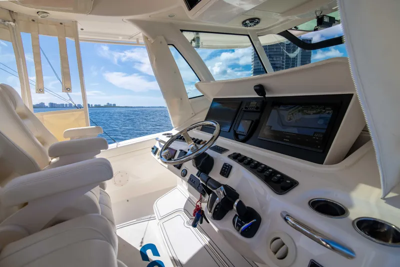 37 Grady White 2021 Yacht Photos Pics Grady White 37 2021 - Exterior Helm