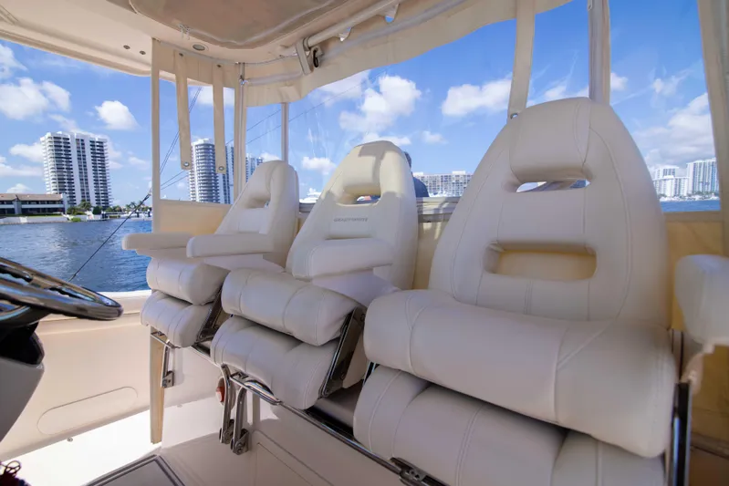 37 Grady White 2021 Yacht Photos Pics Grady White 37 2021 - Exterior Helm