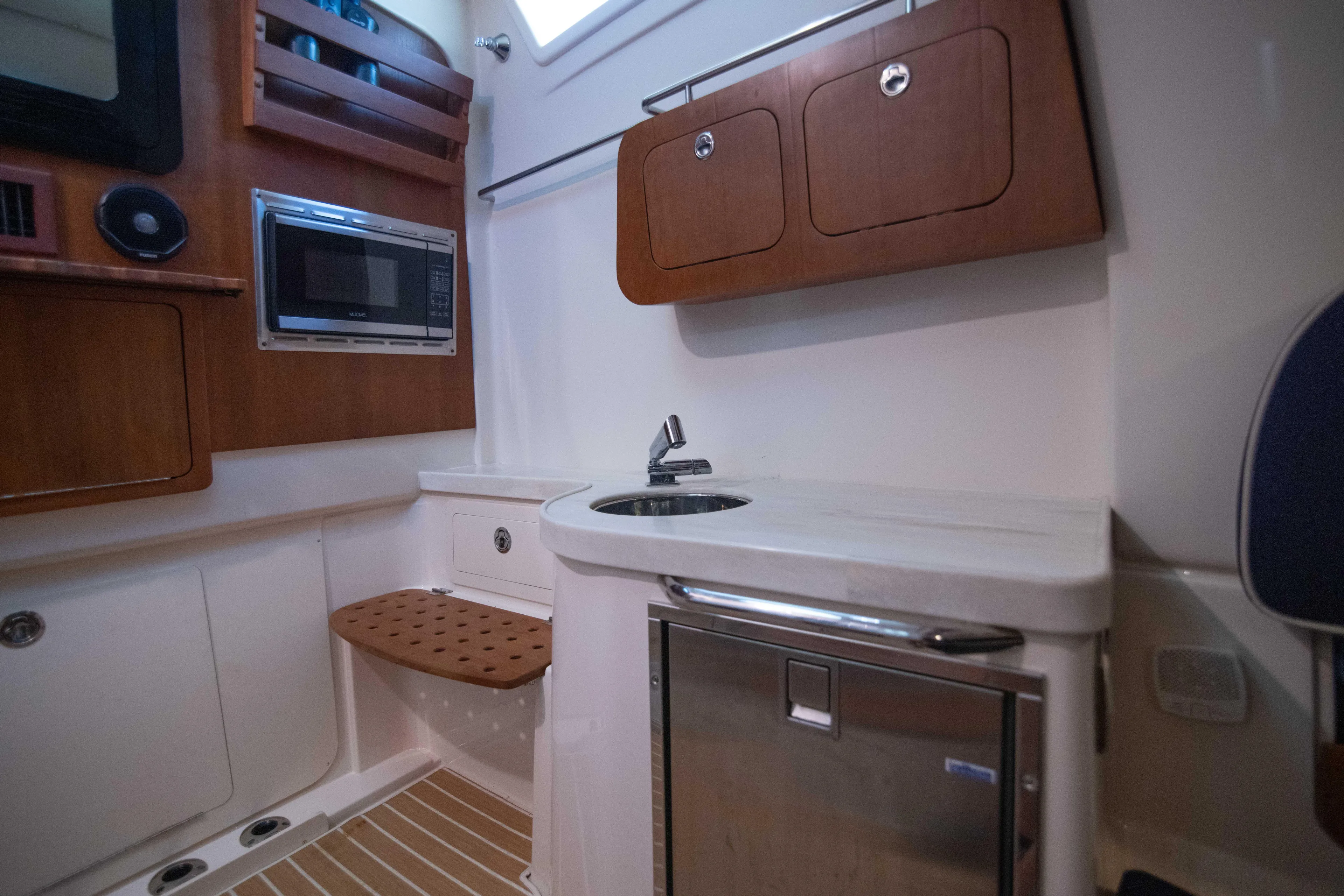 37 Grady White 2021 Yacht Photos Pics Grady White 37 2021 - Interior Cabin