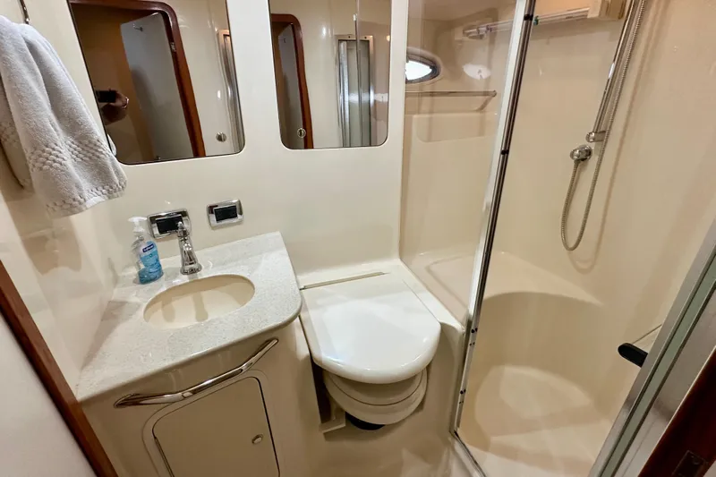 Life Is Good Today Yacht Photos Pics Sea Ray 48 LIFE IS GOOD TODAY - Guest Stateroom Head