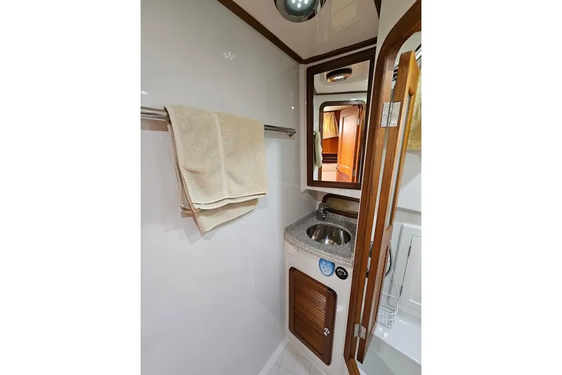 Carquinas Coot Yacht Photos Pics Compact bathroom in 2010 Seahorse COOT boat with sink, mirror, and towel rack.