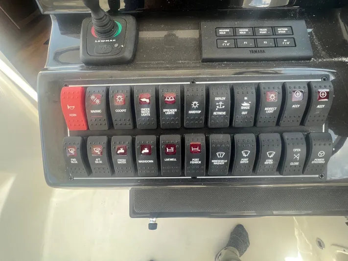  Yacht Photos Pics 2023 PURSUIT 355 OS - Image 19