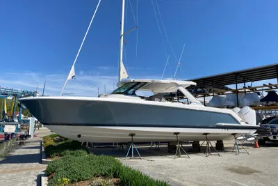 Tiara Yachts 43 LS