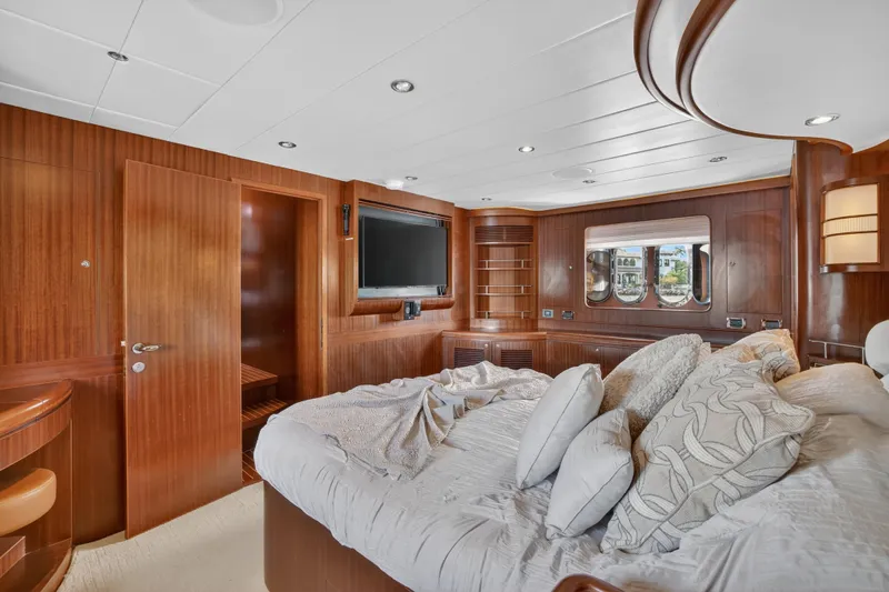Arlene Yacht Photos Pics Luxurious 2009 Horizon Flybridge yacht bedroom with wood paneling and plush bedding.