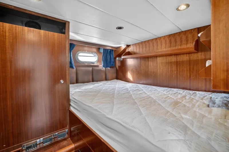Arlene Yacht Photos Pics Luxurious cabin interior of 2009 Horizon Flybridge yacht with wood paneling and cozy bed.