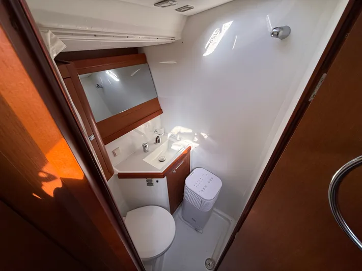Overkill Yacht Photos Pics Bathroom of the 2016 Beneteau Oceanis 48 yacht.