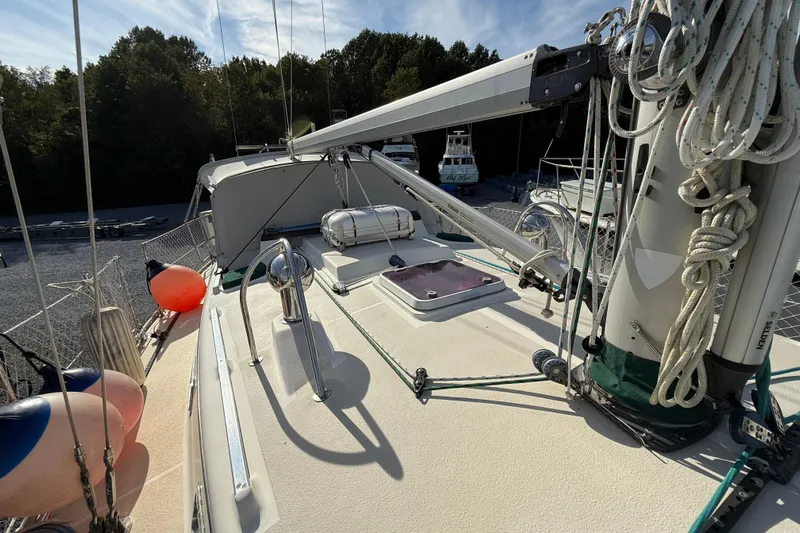 Via Yacht Photos Pics 2004 Caliber 40LRC sailboat deck with rigging, ropes, and equipment under a clear sky.