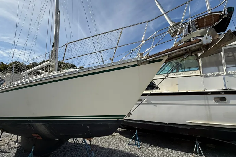 Via Yacht Photos Pics 2004 Caliber 40LRC sailboat on stands, side view with clear sky background.