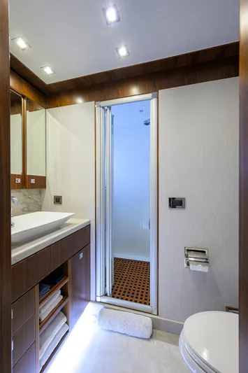 Second Amendment Yacht Photos Pics Hargrave 100 Second Amendment- Starboard Guest Stateroom Head