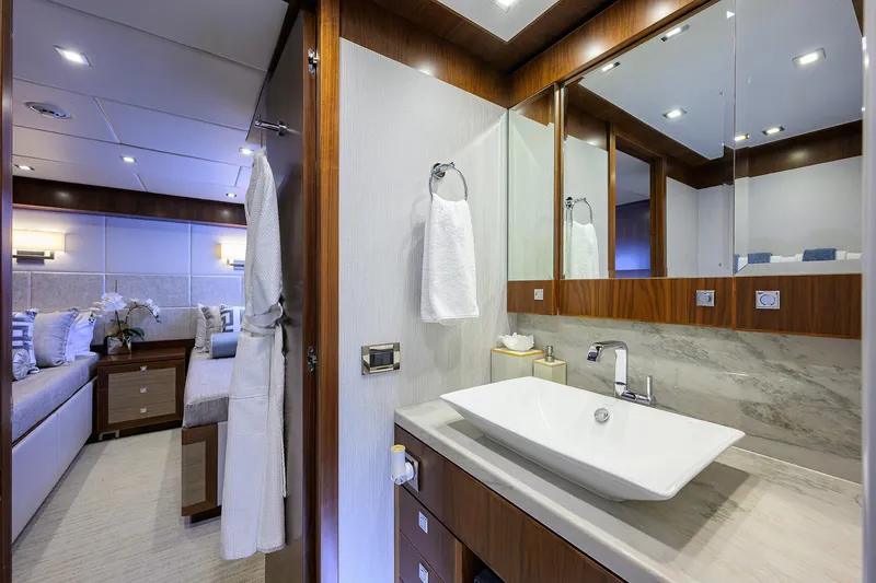 Second Amendment Yacht Photos Pics Hargrave 100 Second Amendment- Starboard Guest Stateroom Head