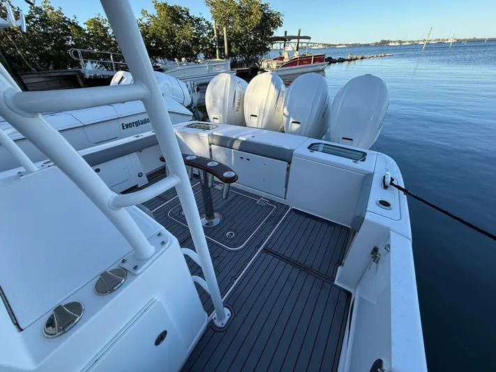  Yacht Photos Pics 2021 Everglades 435 Cc - Image 15