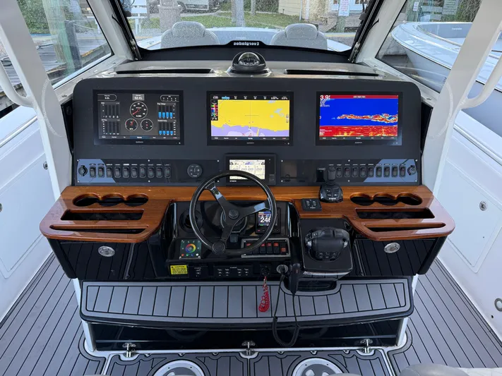  Yacht Photos Pics 2021 Everglades 435 Cc - Image 8