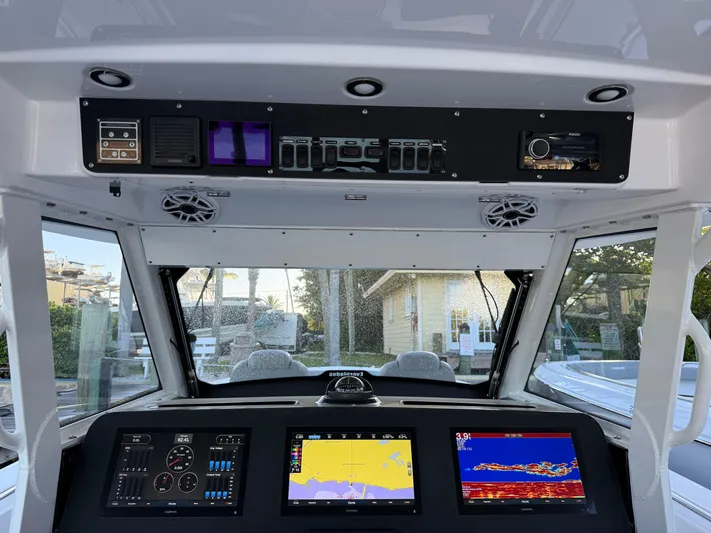  Yacht Photos Pics 2021 Everglades 435 Cc - Image 9