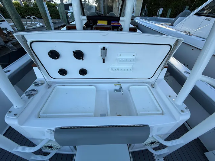  Yacht Photos Pics 2021 Everglades 435 Cc - Image 21