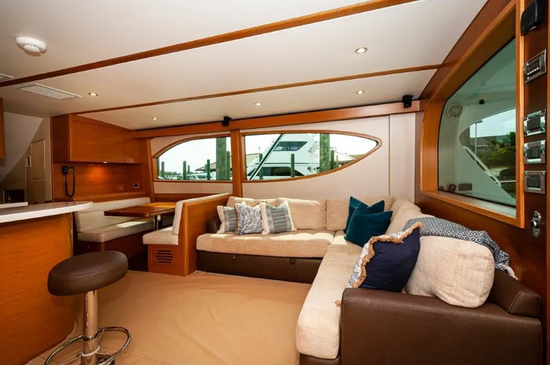 Knot On Call Yacht Photos Pics 2016 Hatteras GT60  KNOT ON CALL  Salon 3