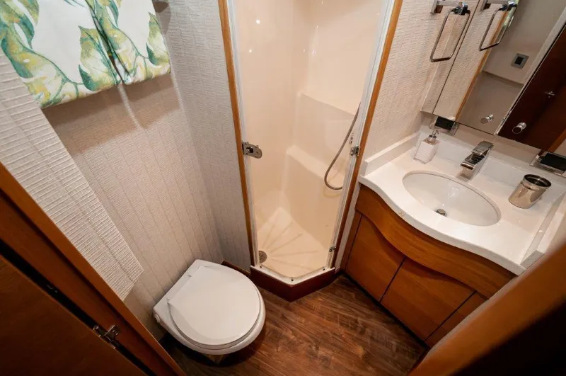 Knot On Call Yacht Photos Pics 2016 Hatteras GT60  KNOT ON CALL  VIP Head