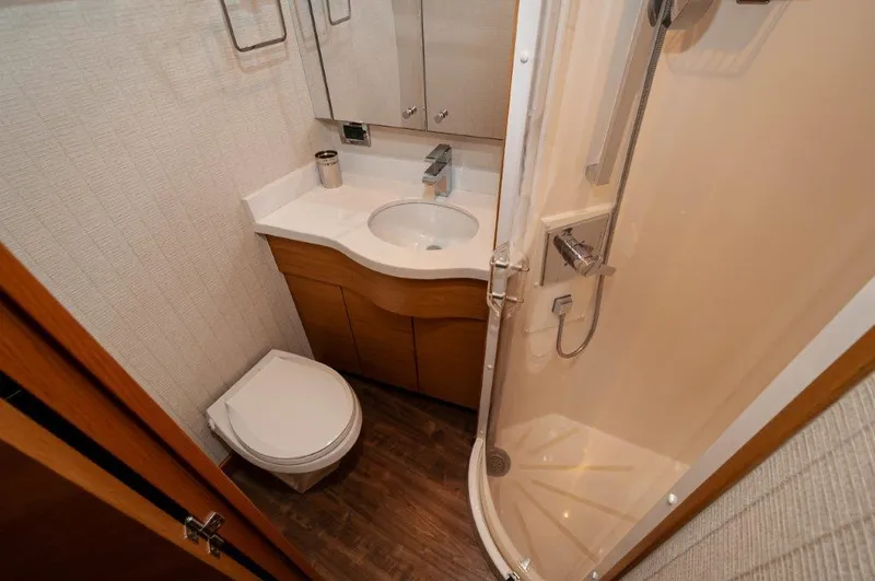 Knot On Call Yacht Photos Pics 2016 Hatteras GT60  KNOT ON CALL  Guest Head (2)