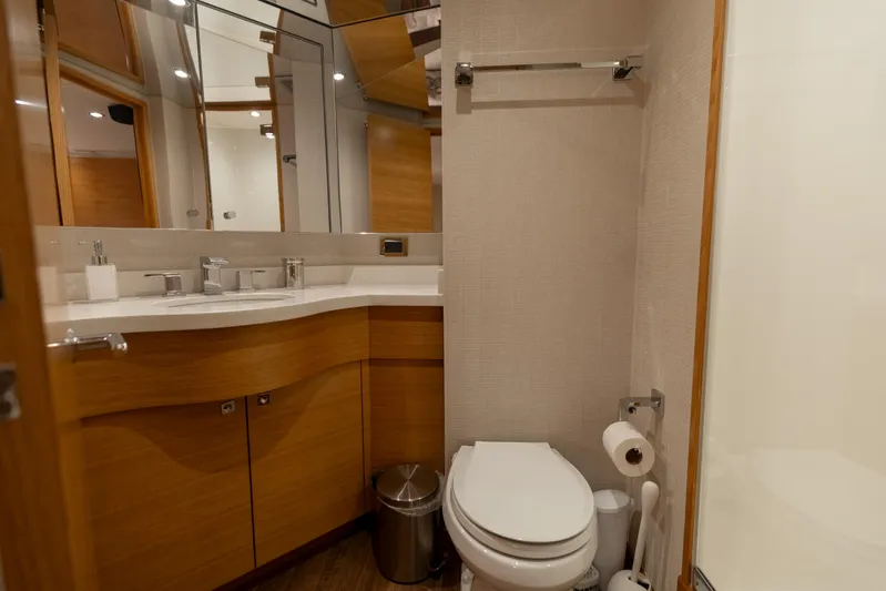 Knot On Call Yacht Photos Pics 2016 Hatteras GT60  KNOT ON CALL  Master Head