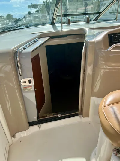 Party Of 9 Yacht Photos Pics 2004 Sea Ray 46 SUNDANCER cabin entrance with open door.