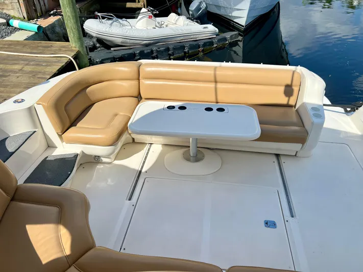 Party Of 9 Yacht Photos Pics 2004 Sea Ray 46 SUNDANCER boat with tan leather seating and white table.