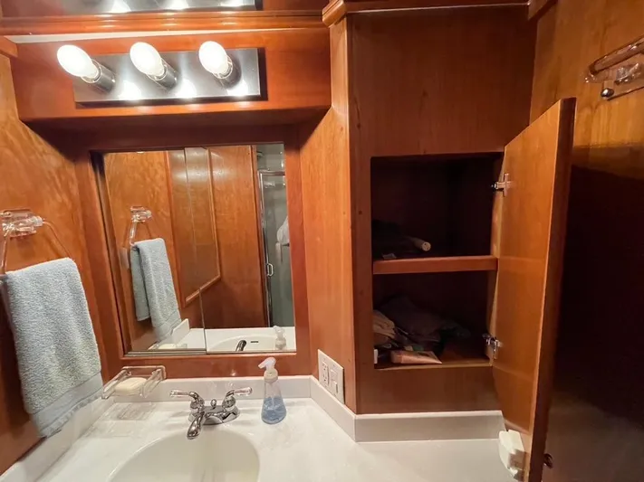 "spirit Island" Yacht Photos Pics Navigator 4400 Pilot House 2004 bathroom with wooden cabinets and modern lighting.