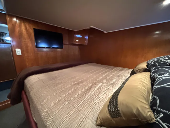 "spirit Island" Yacht Photos Pics Luxurious bedroom in 2004 Navigator 4400 Pilot House yacht with TV and cozy bedding.