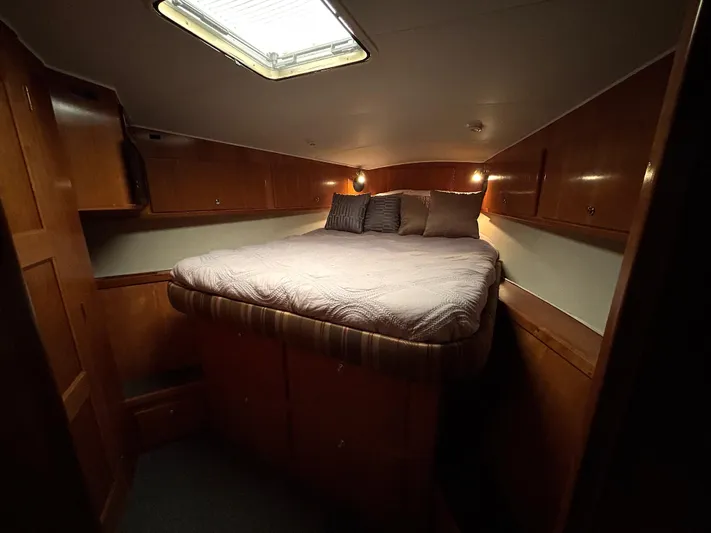"spirit Island" Yacht Photos Pics Cozy bedroom in 2004 Navigator 4400 Pilot House yacht with wood cabinetry and skylight.
