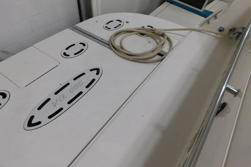  Yacht Photos Pics 1999 Sea Ray 500 Sundancer deck with coiled rope and railing.