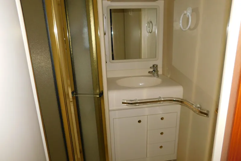  Yacht Photos Pics Bathroom interior of 1999 Sea Ray 500 Sundancer yacht with sink and shower.