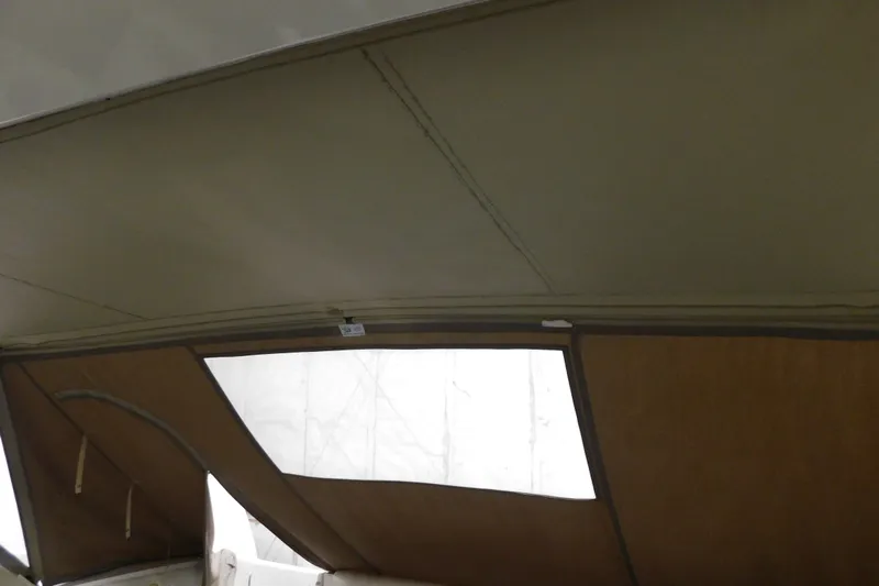  Yacht Photos Pics Interior view of 1999 Sea Ray 500 Sundancer boat canopy.