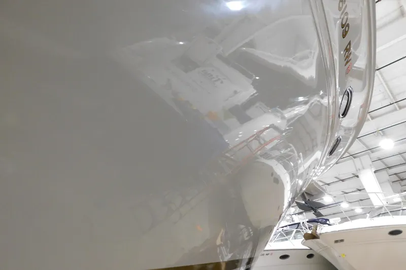  Yacht Photos Pics 1999 Sea Ray 500 Sundancer yacht in a well-lit indoor storage facility.