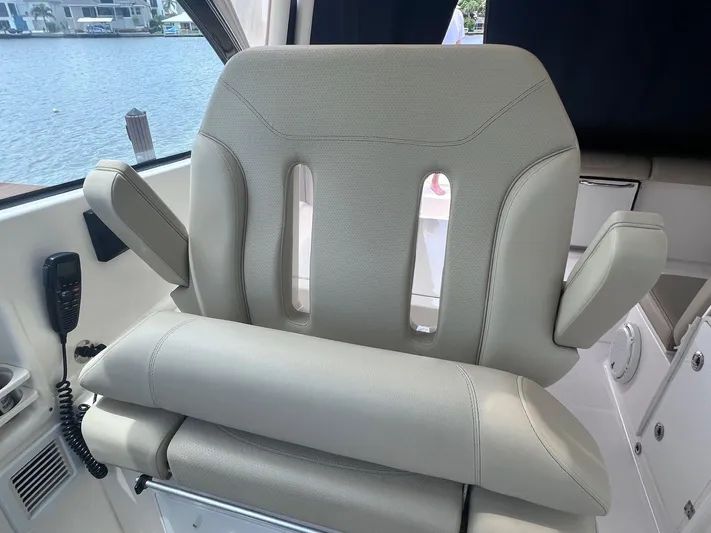  Yacht Photos Pics 2018 Pursuit 325 Dc - Image 13