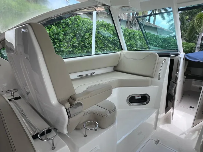  Yacht Photos Pics 2018 Pursuit 325 Dc - Image 12