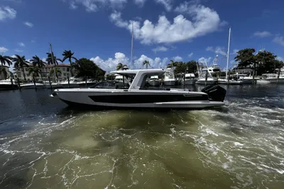 Aviara AV36 Outboard